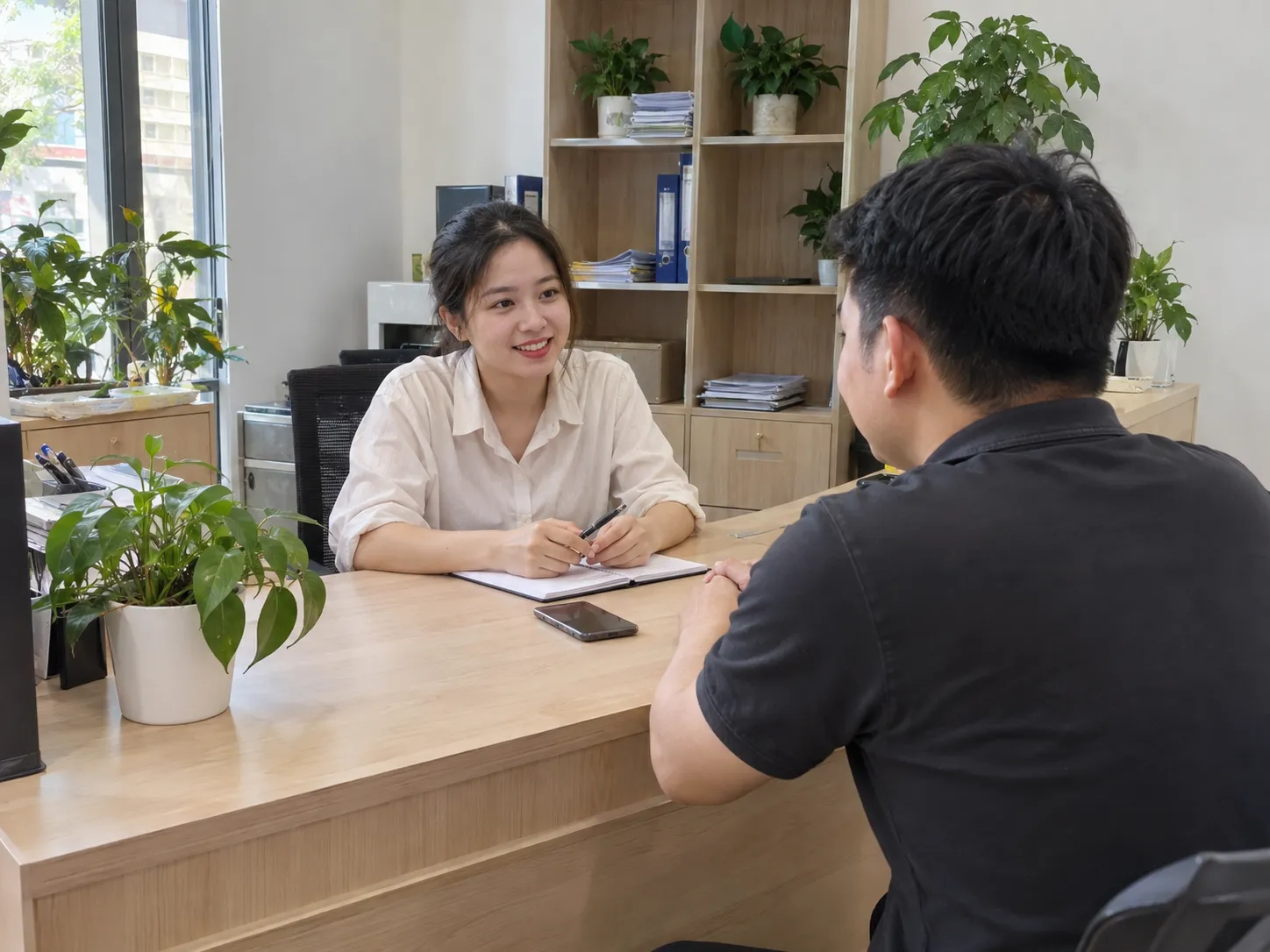 Nhân viên tiếp khách và tư vấn tại bàn làm việc