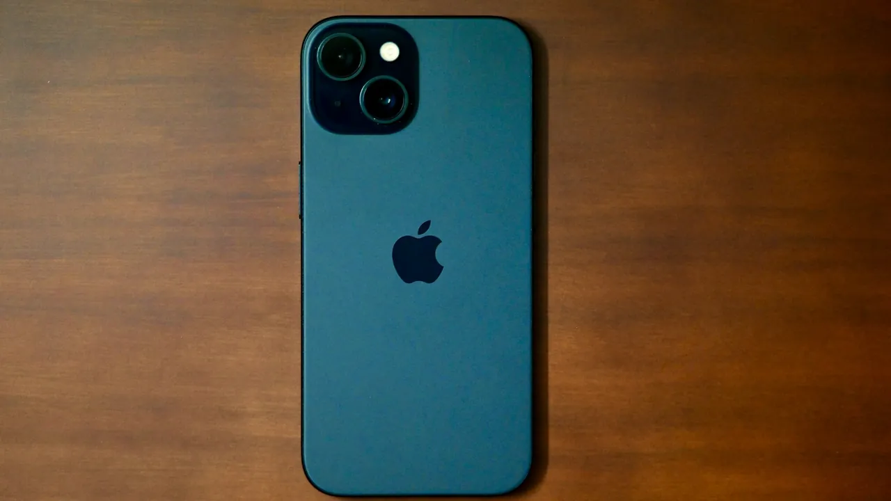 iPhone đặt trên mặt bàn gỗ