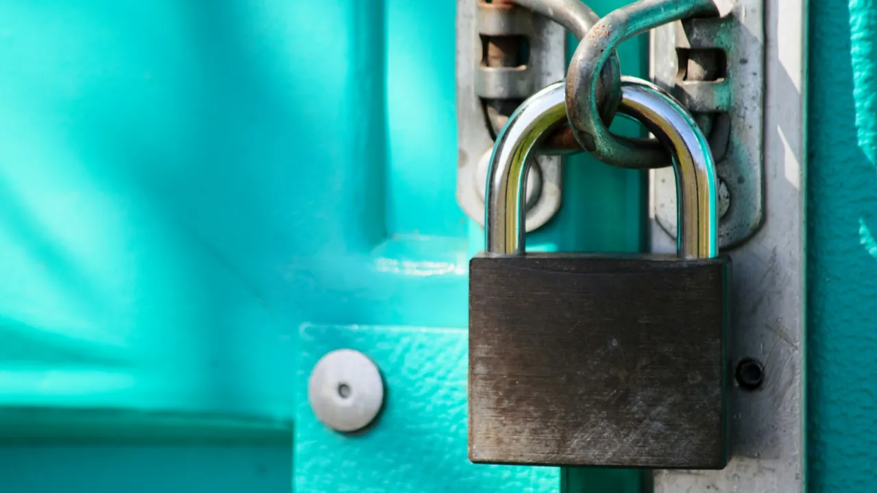 Ổ khóa kim loại trên cánh cửa